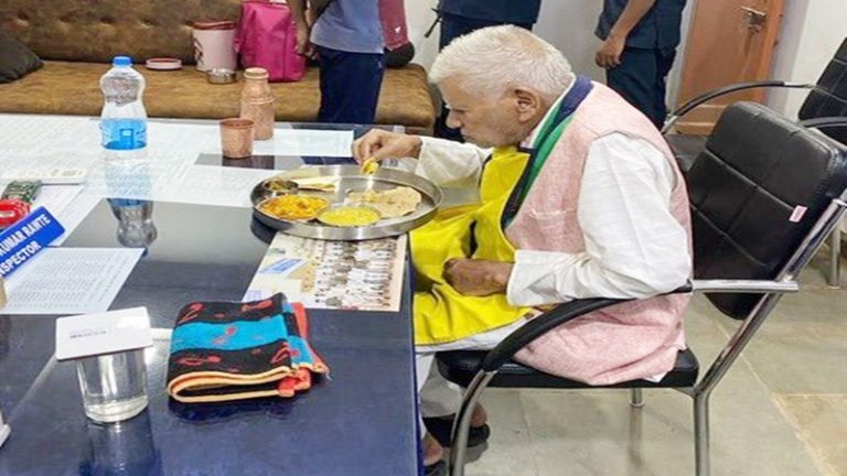 भूपेश बघेल के पिता की इंस्पेक्टर के टेबल पर खाने की फोटो Viral: भड़के लोग, कहा- ‘अंग्रेजों ने भी नेहरू जी को ऐसी ही जेल में डाला था’