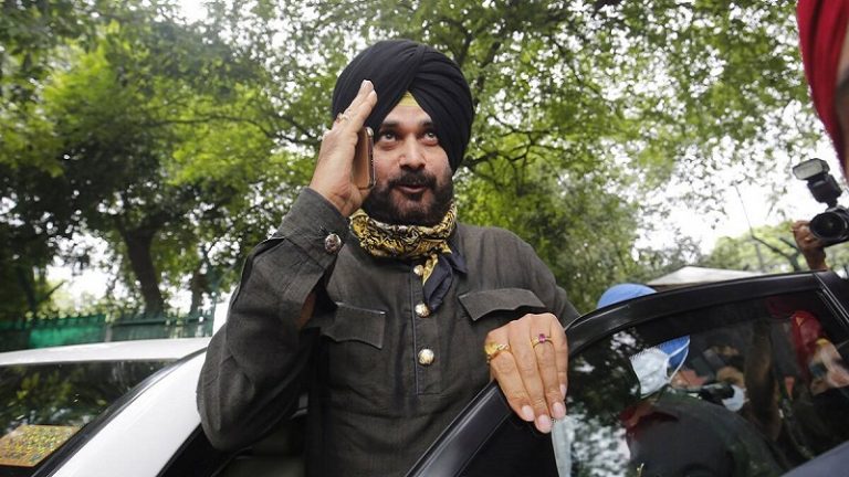 तम्मी अंकल से कॉन्ग्रेस तक, नवजोत से अमरिंदर तक: कभी गले पड़ते तो कभी भागते ‘सिक्सर सिद्धू’