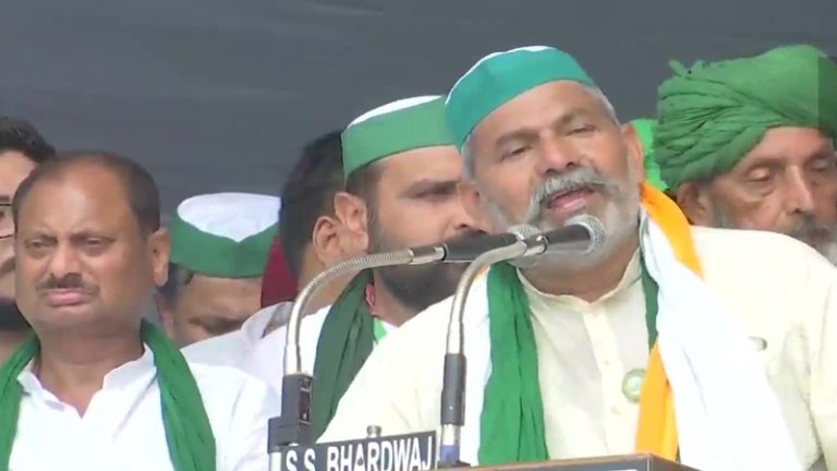 राकेश टिकैत ने मंच से लगवाए अल्लाह-हू-अकबर के नारे, कहा- ‘दिल्ली में हमारी कब्रगाह भी बन जाए तब भी मोर्चा नहीं छोड़ेंगे’