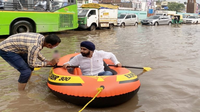 ‘केजरीवाल जी मौज करा दी’ – दिल्ली में सड़कें बनी स्वीमिंग पूल, तेजिंदर बग्गा ने की रिवर राफ्टिंग, वीडियो हुआ वायरल