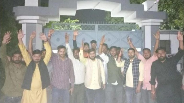 आगरा के इंजीनियरिंग कॉलेज ने Pak की जीत का जश्न मनाने वाले कश्मीरी छात्रों को किया सस्पेंड, पुलिस ने दर्ज की FIR