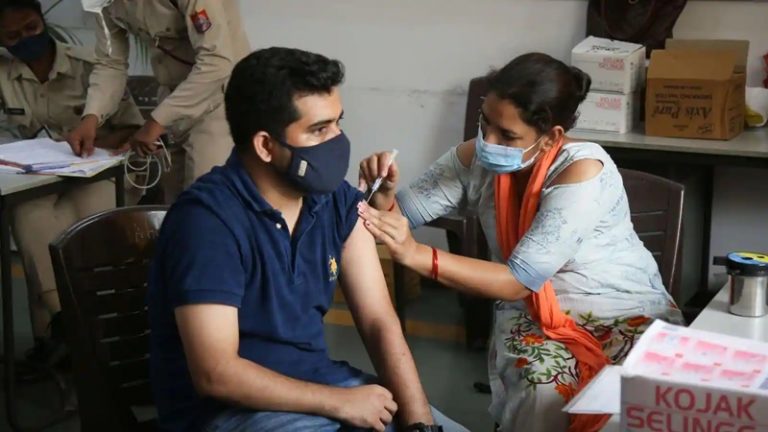 ‘सबसे शिक्षित राज्य’ के 2282 शिक्षकों ने नहीं लगवाया कोरोना का टीका, आड़े आ गया मजहब: केरल के मंत्री ने ही बताया