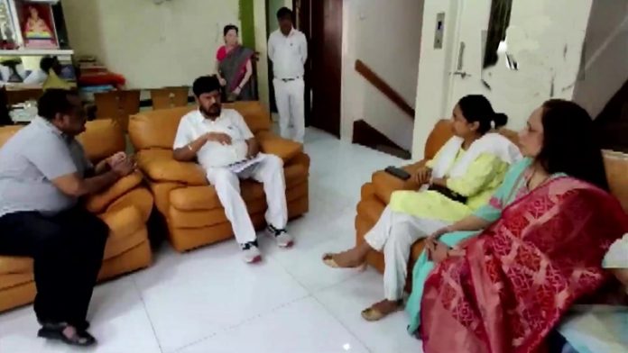 केंद्रीय मंत्री रामदास अठावले से मिली समीर वानखेड़े की फैमिली