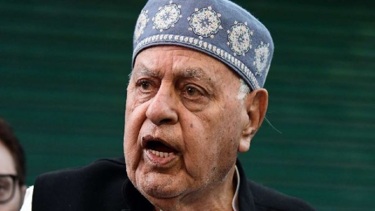 ‘बाहर से लाएँगे, बसाएँगे और हम सोते रहेंगे?’: 5 दिन में 7 हत्याओं के बाद लोगों को याद आया फारूक अब्दुल्ला का बयान