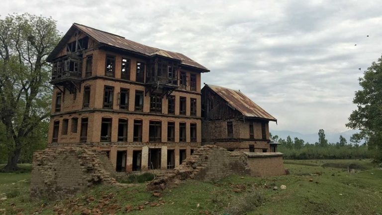 1000 कश्मीरी पंडितों को वापस मिली उनकी संपत्ति, हटाया जा रहा स्थानीय मुस्लिमों का कब्ज़ा: आतंकियों के बौखलाहट का कारण यही?