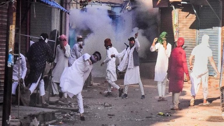 ईद-ए-मिलाद पर जबलपुर में पुलिस पर पथराव, फेंके जलते पटाखे: एमपी के चार जिलों में हिंसा, यूपी-गुजरात के शहरों में भी बवाल