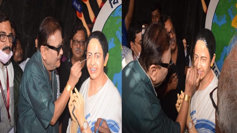 टीएमसी नेता मदन मित्रा और सौगत रॉय ने ममता बनर्जी की तुलना देवी दुर्गा से की, तस्वीरें हुईं वायरल