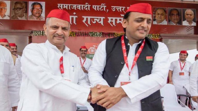 ‘हमारे नेता अखिलेश यादव ने किसानों को तबाह कर दिया’: सपा के प्रदेश अध्यक्ष की फिसली जुबान, मंच पर भी सोते रहे