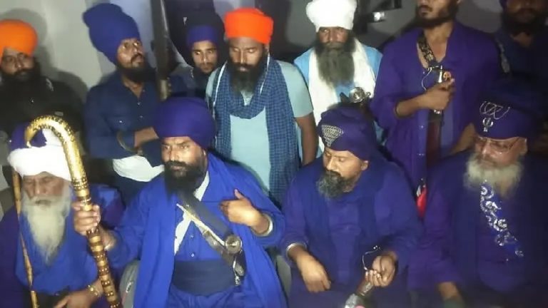 ‘यहाँ क्यों बैठे हो, सुप्रीम कोर्ट ने कृषि कानूनों पर रोक लगा रखी है न?’: निहंगों ने किसान नेताओं को फटकारा, कहा – कानून की बात मत करो