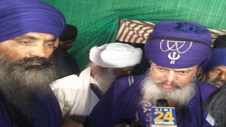 ‘और गिरफ़्तारी की बात मत करो, वरना सरेंडर करने वाले साथियों को भी छुड़ा लेंगे’: निहंगों की पुलिस को धमकी, दलित लखबीर को बताया ‘दुष्ट’