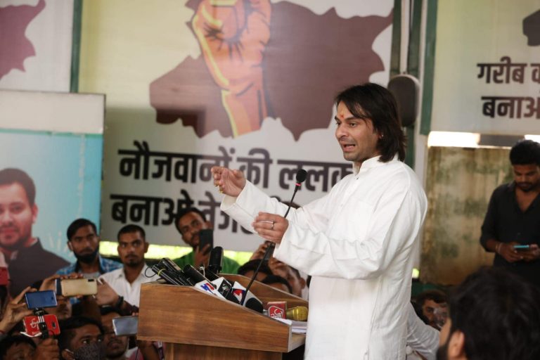‘मेरा नाम कैप्टन तेज प्रताप यादव, उड़ाता था हवाई जहाज, वायुसेना में भी चुना गया था’: लालू के 12वीं पास बेटे का दावा