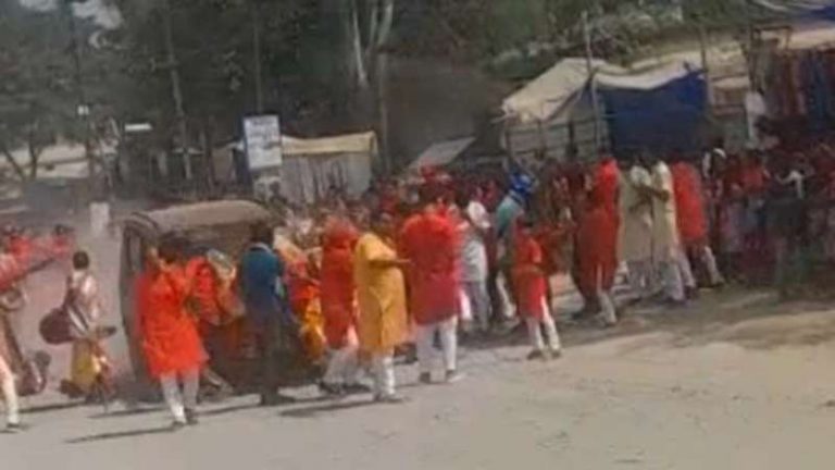 छत्तीसगढ़ के जशपुर में दशहरा मना रहे लोगों को कार ने रौंदा, गाँजा भरा था: देखें Video