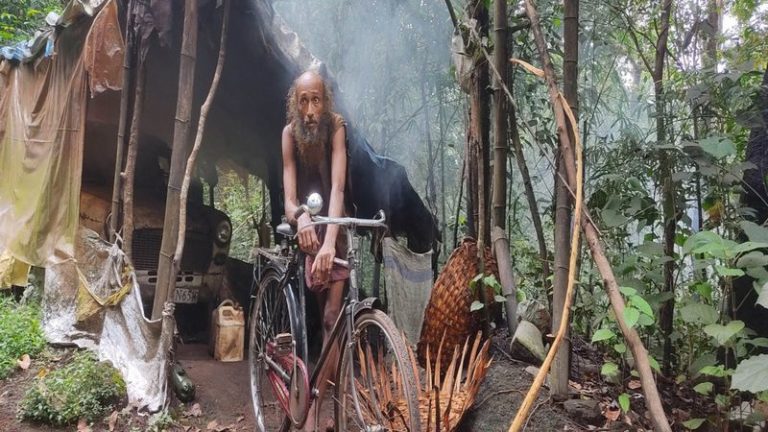 17 साल से कर्नाटक के घने जंगलों में हिंसक जानवरों के बीच रह रहे हैं चंद्रशेखर, संपत्ति के नाम पर साइकिल: जानिए इसके पीछे की कहानी