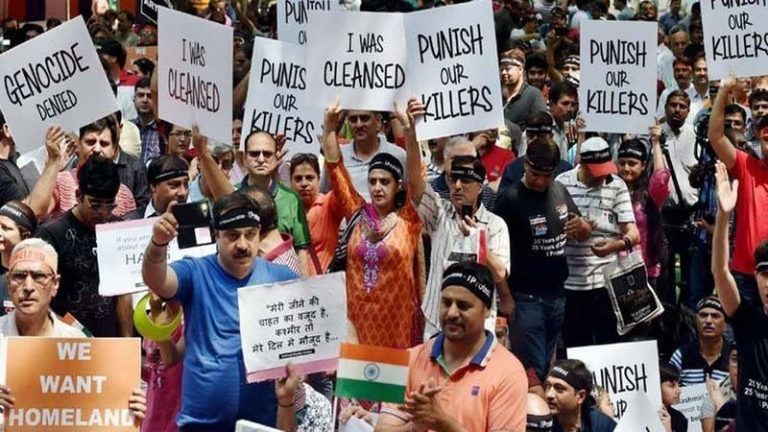 घाटी में वापसी के लिए तैयार कश्मीरी पंडितों को पुराने जख्म याद दिला रहे हैं आतंकी, कई बार कर चुके हैं हिंदुओं का सामूहिक नरसंहार