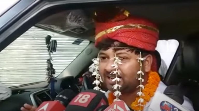 ‘रोकने की कोशिश हुई तो अर्थी पर जाएँगे’: दूल्हा-बाराती बन लखीमपुर जा रहे थे कॉन्ग्रेसी, वहीं सपाइयों ने दरोगा को पीटा, देखें वीडियो