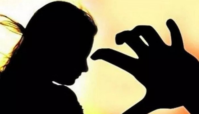 ‘अब रोज यह करना होगा… माँ को मार दूँगा’: नाबालिग से रेप केस में सपा-बसपा जिलाध्यक्ष फरार, 250 पर नई FIR
