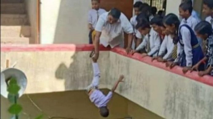 मिर्जापुर स्कूल प्रिंसिपल, बच्चा