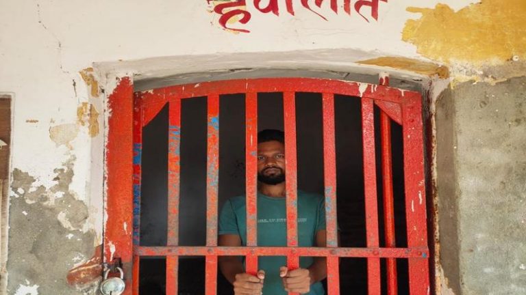 मोहम्मद नसीम ने भारत को दी माँ-बहन की गाली, हवालात में बंद होते ही बोला- हिंदुस्तान का नमक खाता हूँ, मुझे माफ कर दो