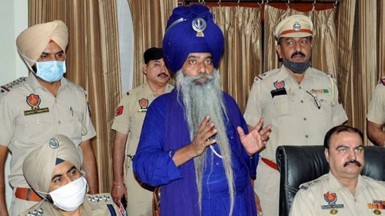 महापंचायत की तैयारी कर रहे सिंघु बॉर्डर पर जमे निहंग: हरियाणा पुलिस को धमकाया, कहा- बेअदबी हुई तो फिर करेंगे वही हाल