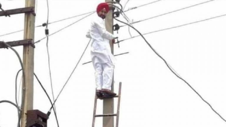 ऊपर चन्नी…नीचे जनता: लोहे की सीढ़ी पर चढ़ पंजाब CM जोड़ रहे बिजली की तार, यूजर बोले- ‘ड्रामेबाज’