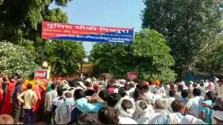 खाद की किल्लत से राजस्थान के किसानों में हाहाकार, लग रही लंबी-लंबी लाइनें: CM गहलोत के भाई फँसे हैं फर्टिलाइजर घोटाले में