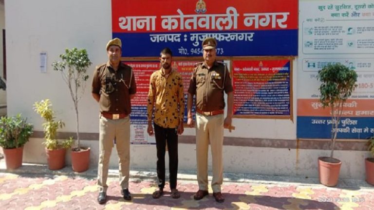 यूपी पुलिस के खौफ से भगोड़े हिस्ट्रीशीटर बशीरुद्दीन ने खुद हाथ जोड़े थाने पहुँच किया सरेंडर, अपराध से की तौबा