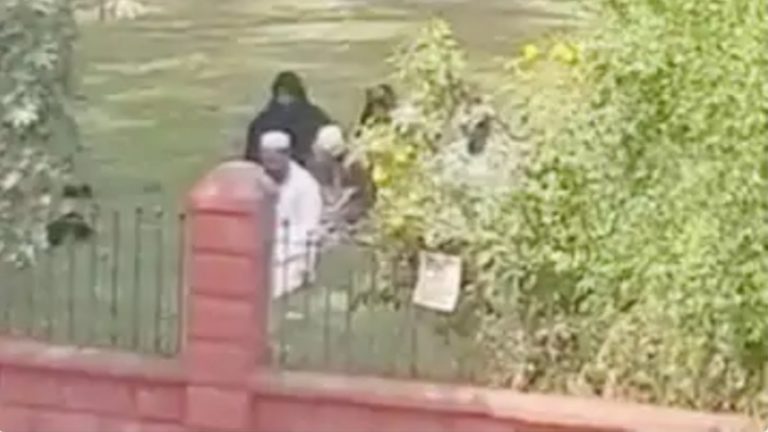 अहमदाबाद: झील गार्डेन में नमाज पढ़ने का वीडियो वायरल, VHP ने किया शुद्धिकरण अनुष्ठान-हनुमान चालीसा का पाठ