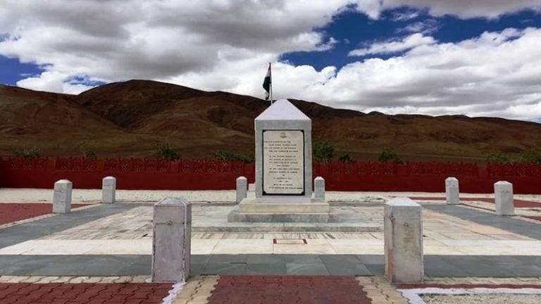 1962 के युद्ध में चीनी सैनिकों के दाँत खट्टे करने वाले वीरों के सम्मान में रेजांग ला में बना स्मारक: 18 नवंबर को रक्षा मंत्री करेंगे उद्घाटन