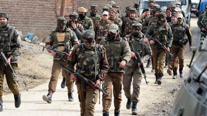 जम्मू-कश्मीर में सुरक्षाबलों ने तीन आतंकियों को किया ढेर