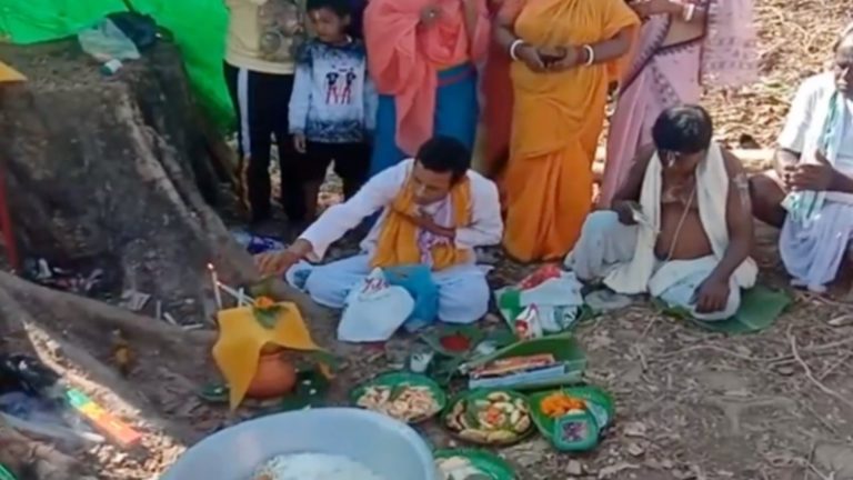 असम: महादेव टीला पर जुटे हिंदू, फिर से शिवलिंग किया स्थापित; ईसाइयों ने पूजा स्थल को अपवित्र कर काट दिया था पवित्र बरगद