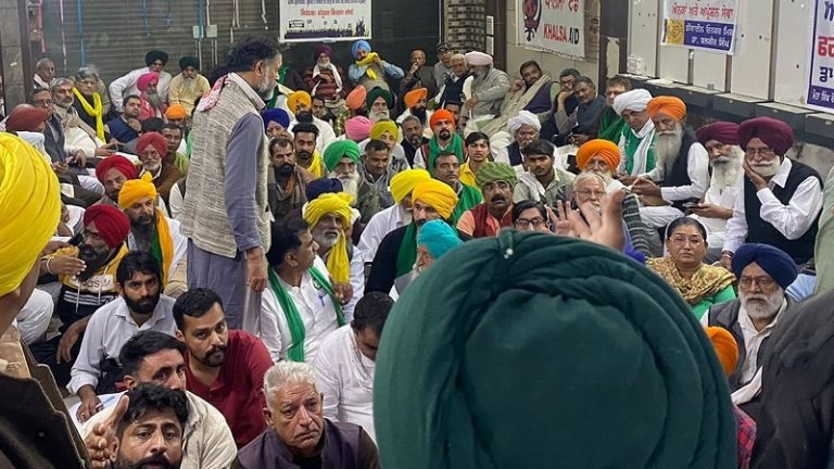 ‘किसान आंदोलन ख़त्म नहीं होगा’: बैठक के बाद संयुक्त मोर्चे का ऐलान, अब लखनऊ में होगी महापंचायत, नई माँगों की फेहरिस्त
