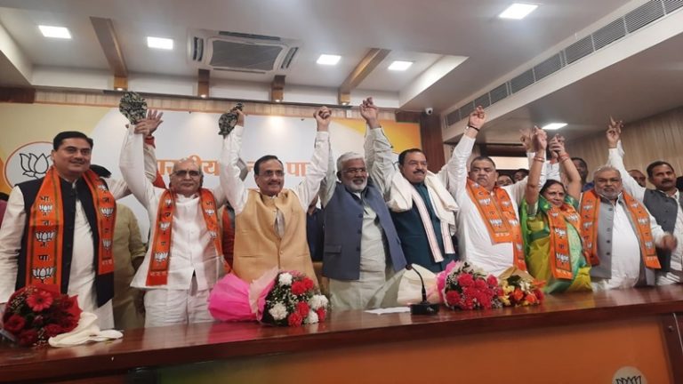 UP में सपा तो J&K में कॉन्ग्रेस को झटका: 4 MLC बीजेपी में आए, सोनिया को चिट्ठी भेज गुलाम नबी के करीबियों का इस्तीफा