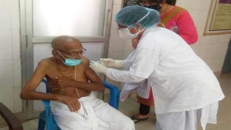 केरल में वैक्सीनेशन से रोक रहा मजहब, बनारस में 125 वर्षीय स्वामी शिवानंद को दूसरी डोज: कोरोना टीका लगवाने वाले सबसे बुजुर्ग बने