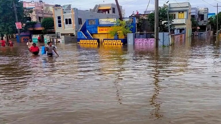 भारी बारिश के कारण आंध्र प्रदेश में 29 लोगों की मौत, 100 लोगों के बहने की आशंका, 20 हजार लोगों को बचाया गया