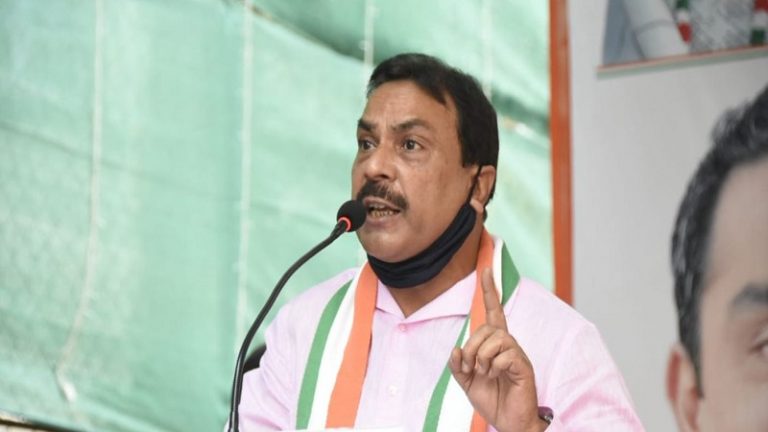 महाराष्ट्र कॉन्ग्रेस अध्यक्ष मोहम्मद आरिफ नसीम खान कर रहे थे छेड़छाड़,  महिला ने कराया केस दर्ज, कुल 5 लोगों पर FIR