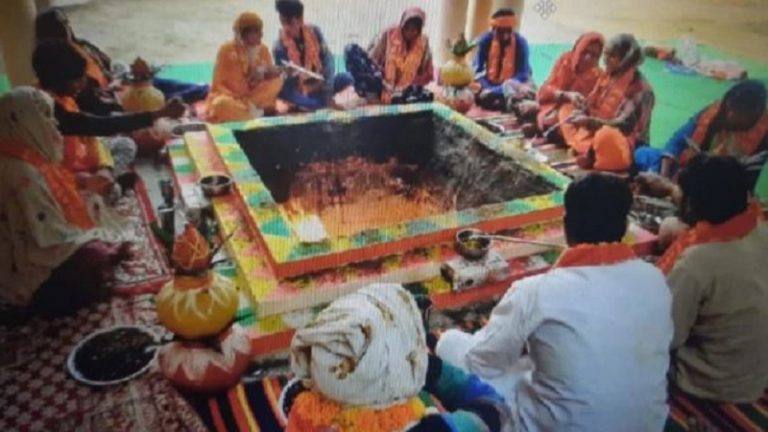18 साल पहले डर से कबूला था इस्लाम, मुजफ्फरनगर के आश्रम में हवन-पूजा कर पूरे परिवार ने हिंदू धर्म में की वापसी