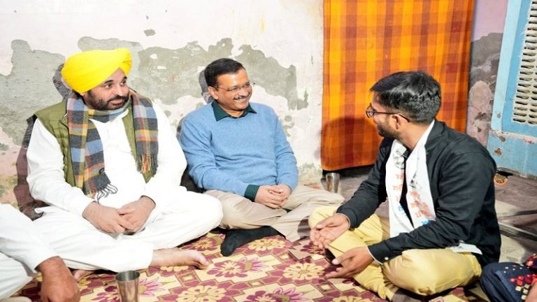 जिसके घर डिनर, जिसे बताया सामान्य ऑटो ड्राइवर, वह AAP का कार्यकर्ता निकला:  केजरीवाल की ‘ऑटो पॉलिटिक्स’ का सच