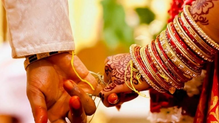 केरल में नवविवाहित महिला शादी के एक दिन बाद प्रेमिका के साथ भागी, पति को पड़ा दिल का दौरा