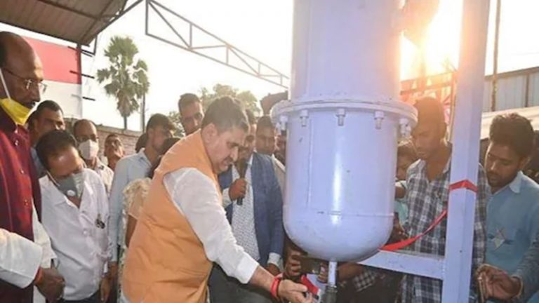 बिहार के होनहार युवा प्लास्टिक कचरे से बना रहे पेट्रोल-डीजल, एक लीटर की लागत ₹62: चालू हुआ प्लांट