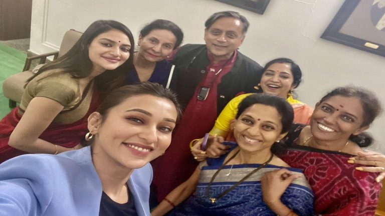 ‘महिलाएँ सजावट की वस्तु नहीं’: 6 महिला सांसदों के साथ शशि थरूर की ‘सुबह-सुबह वाली’ सेल्फी, लोगों ने बताया सेक्सिज्म