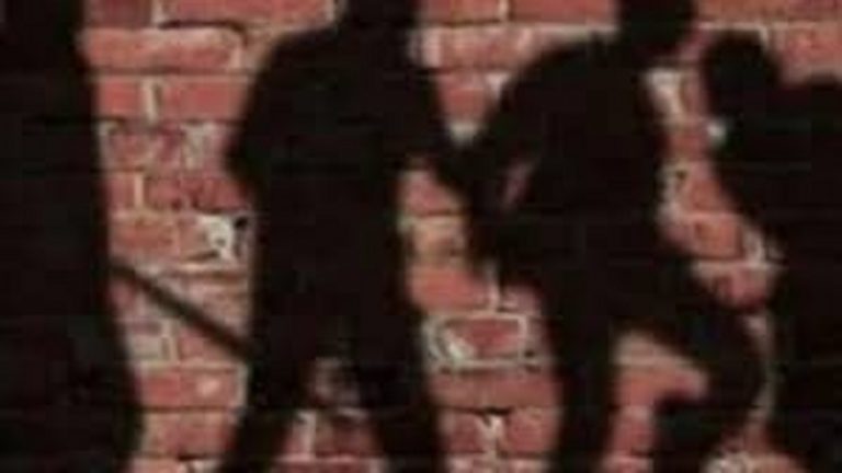 मस्जिद के पास DJ बंद करने को कहा, नासिर और उसके साथियों ने घर में घुसकर मीनस के परिवार को पीटा