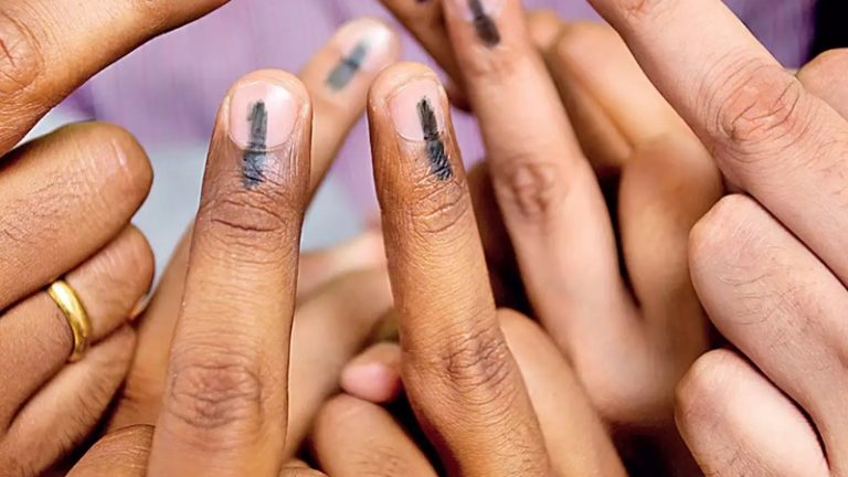 अब जुड़ जाएँगे आपके आधार और वोटर आईडी कार्ड, फर्जी मतदान पर लगेगी रोक: लोकसभा में पास हुआ चुनाव कानून (संशोधन) विधेयक 2021