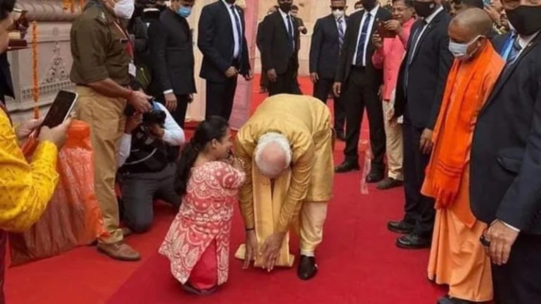 ‘IAS अधिकारी का पाँव छू रहे हैं PM मोदी, काशी कॉरिडोर की शिल्पकार’: सोशल मीडिया पर वायरल फोटो की सच्चाई