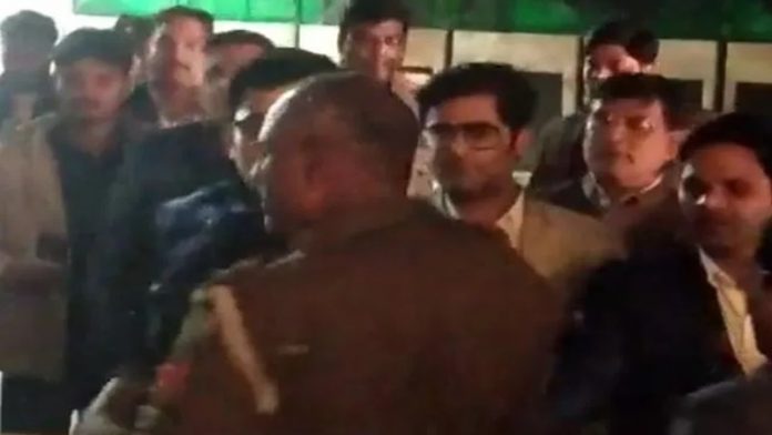 सोशल मीडिया पर अफवाह फैला रहे युवक को यूपी पुलिस ने चेताया