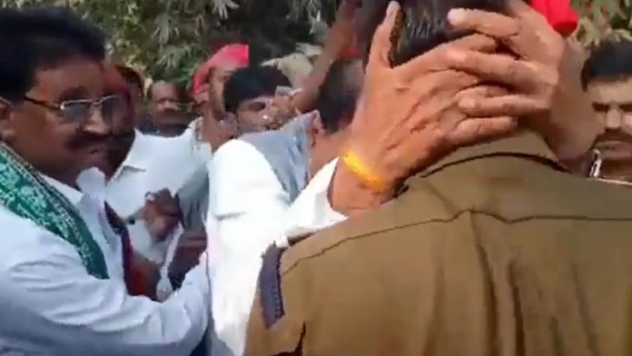 चंदौली में समाजवादी पार्टी के कार्यकर्ता पुलिस से भिड़े