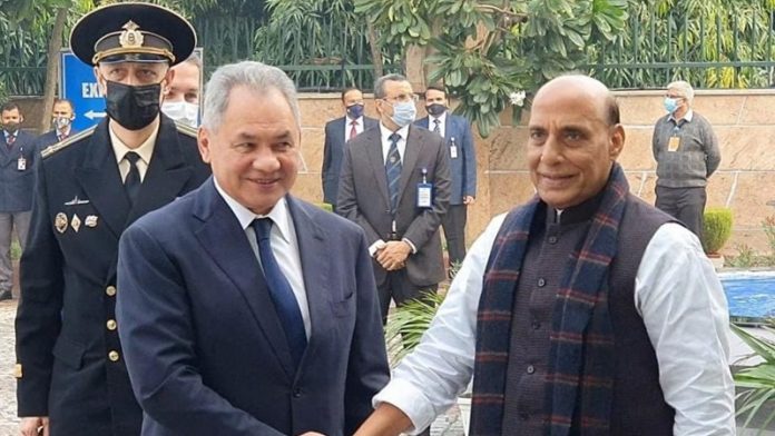 रक्षामंत्री राजनाथ सिंह और रूस के रक्षामंत्री के बीच द्विपक्षीय बैठक