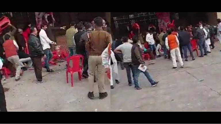 ‘लड़की हूँ लड़ सकती हूँ’ कार्यक्रम में होर्डिंग वालों से भिड़े कॉन्ग्रेसी, जमकर चली कुर्सियाँ: वीडियो वायरल, लोगों ने जमकर लिए मजे