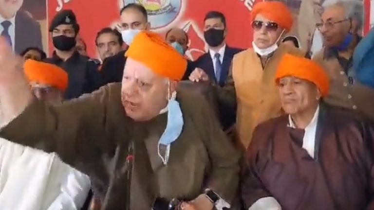 ‘तुम कम्युनल हो, तुम्हें पत्रकार नहीं मानता’: जवानों के बलिदान पर हुआ सवाल तो चिल्लाने लगे फारूक अब्दुल्ला, दिखाई उँगली
