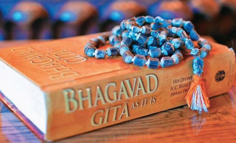मुस्लिम टीचर ने गीता कचरे में फेंका, शिकायत पर SP ने कहा था – किसी और स्कूल में नाम लिखवा लो… अब दबाव में FIR दर्ज