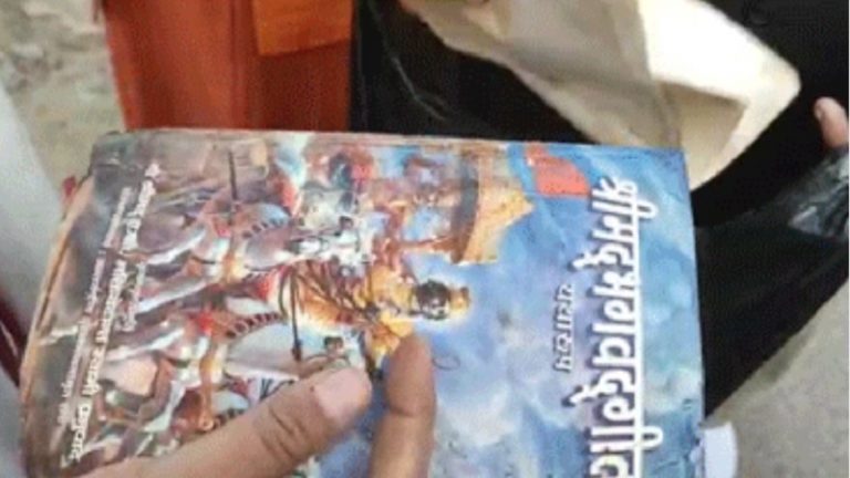 पंजाब में अब गीता का अपमान, इससे पहले तोड़ा था शिवलिंग, हिन्दू महिलाओं पर आपत्तिजनक टिप्पणी: इस ‘बेअदबी’ पर थप्पड़ तक नहीं